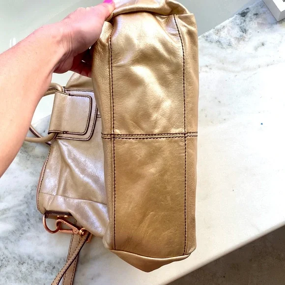 Hobo bag, metallic champagne gold. - Picture 7 of 10